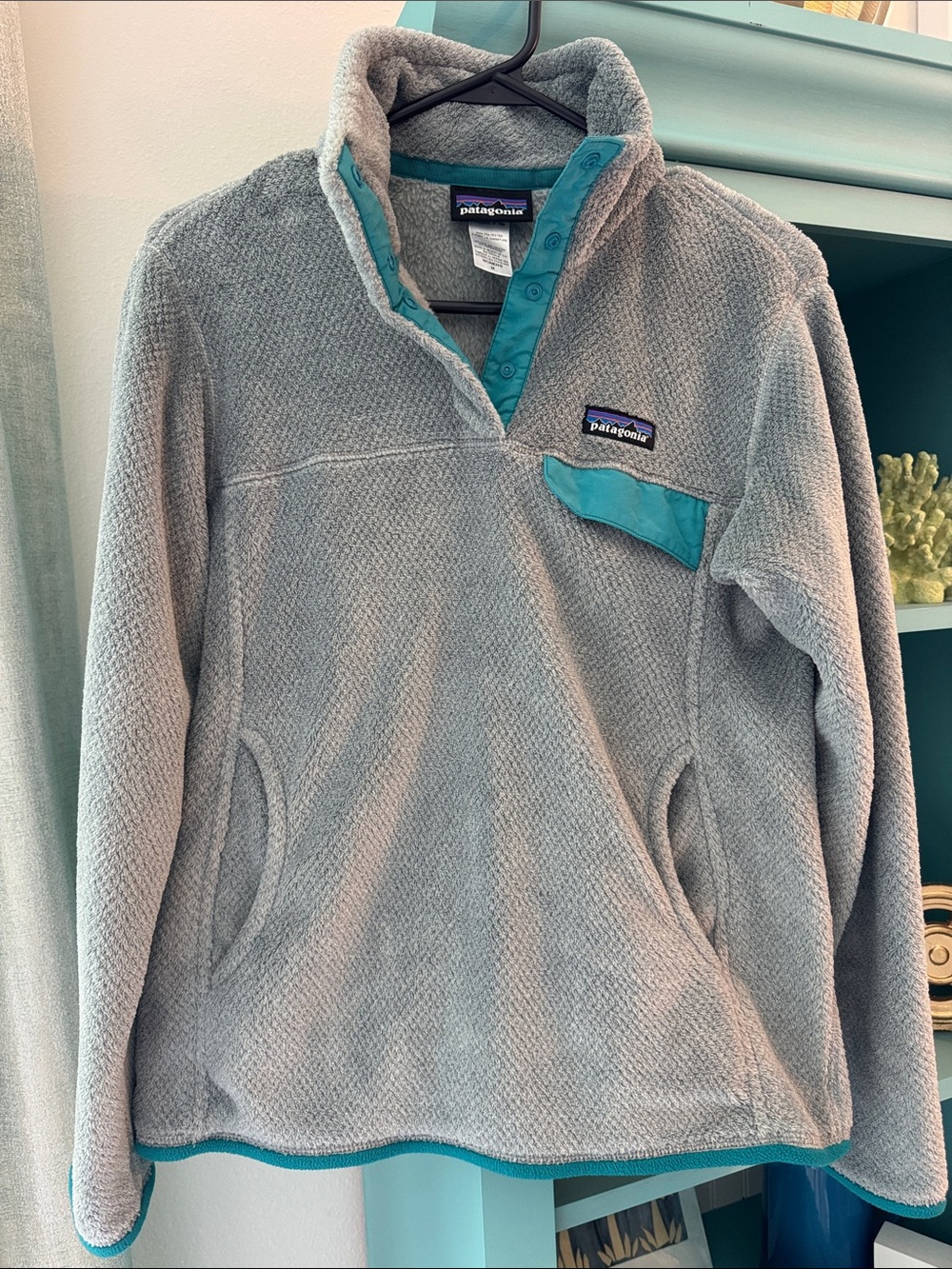Patagonia Lady’s Light Gray Fleece Snap Pullover with Teal Trim Medium EUC